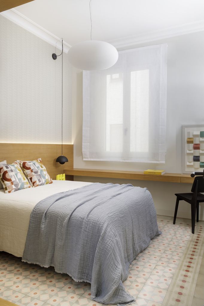 Dormitorio con zona de tocador flotante