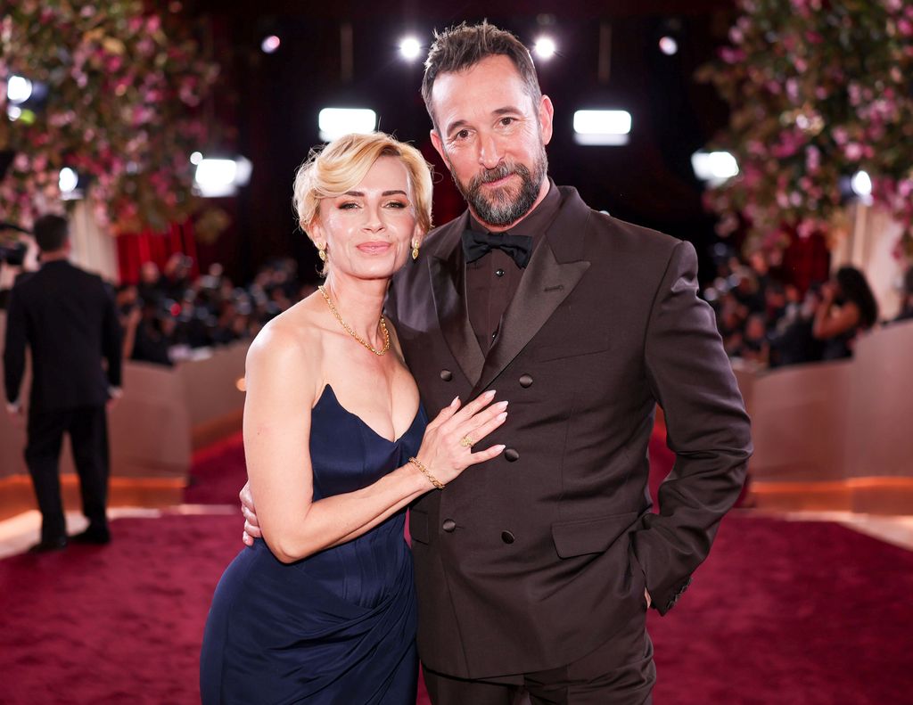 Sara Wells y Noah Wyle en la alfombra roja de los Globos de Oro 2026