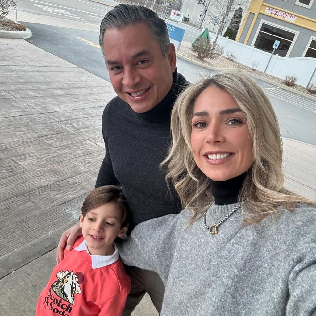 daniel sarcos y alessandra villegas con su hijo