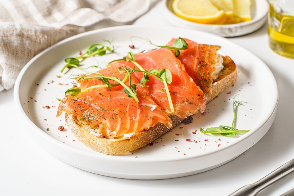 El cantante malagueño suele desayunar unas tostadas con salmón.