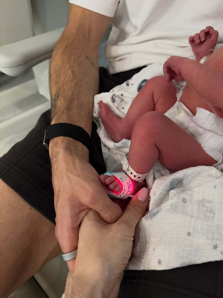 Estela y Juan con uno de sus bebés