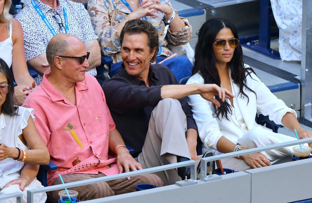Camila Alves McConaughey, Matthew McConaughey y Woody Harrelson en el US Open.