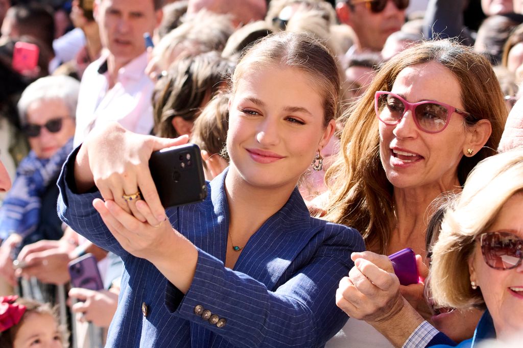 La princesa Leonor se hace un selfie con los vecinos de Navarra