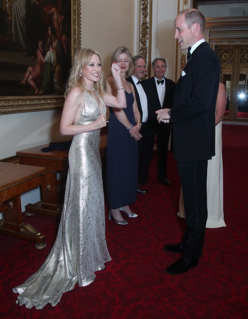 El príncipe Guillermo con Kylie Minogue en 2018