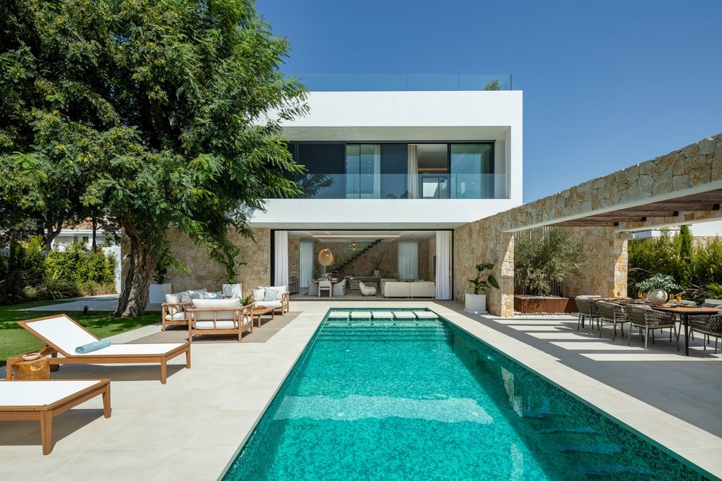 Vista de la vivienda abierta al jardín, que difumina los límites entre interior y exterior (concebida como un ‘outdoor living’)