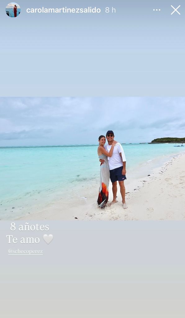 Carola Martínez compartió una fotografía a propósito de su octavo aniversario, en la que aparece junto a 'Checo' hace años. 
