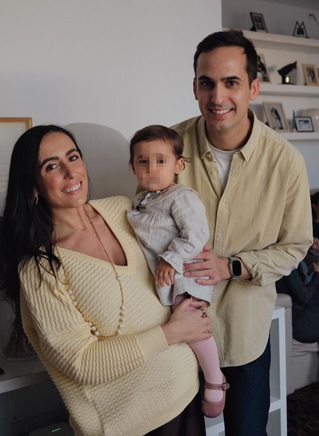 El matrimonio posa con su hija mayor