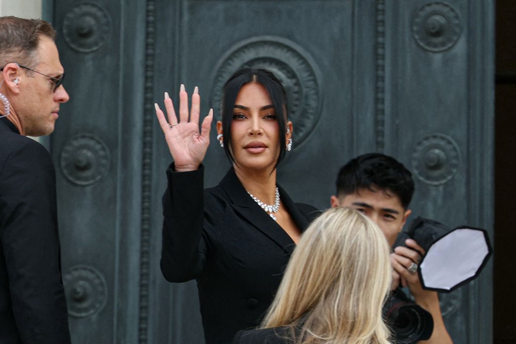 Kim Kardashian ha recibido un euro de indemnización por el violento robo que sufrió en París en 2016, exactamente la cantidad que ella había solicitado