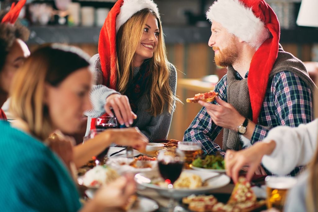 amigos cenando en Navidad