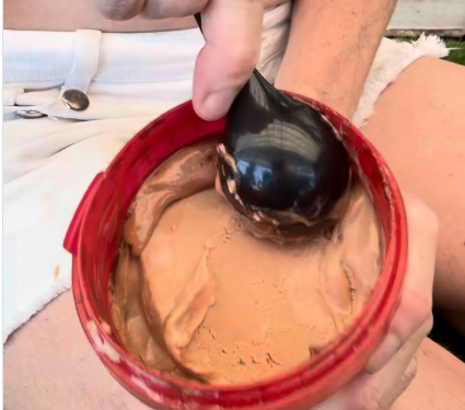 Cremoso helado elaborado con un bote con restos de crema de cacao