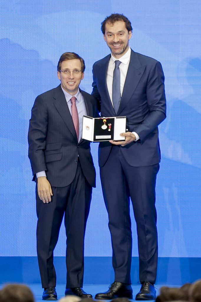 Sergio Llull, jugador de baloncesto del Real Madrid, también recibió la Medalla de manos del alcalde