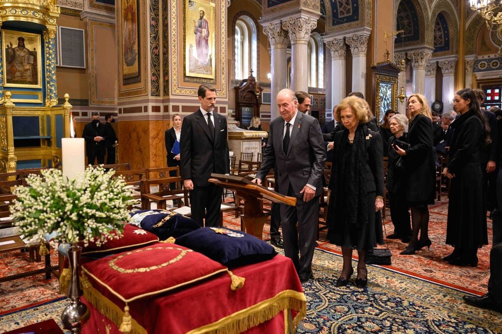 El rey Juan Carlos I y la reina Sofía antes del funeral del Papa Juan Pablo II