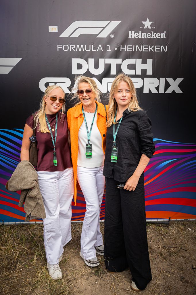 La princesa Mabel de Holanda junto a sus hijas, las condesas Luana y Zaria, durante el Gran Premio de Países Bajos en Zandvoort