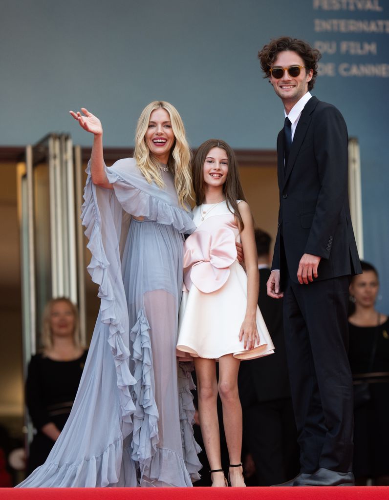 Sienna Miller junto a su hija Marlowe y su pareja, Oli Green, en la alfombra roja del Festival de Cannes de 2024, una de las apariciones públicas de la adolescente junto a su madre
