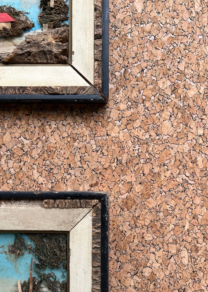 Pared revestida con corcho, para un mejor comportamiento térmico de la estancia