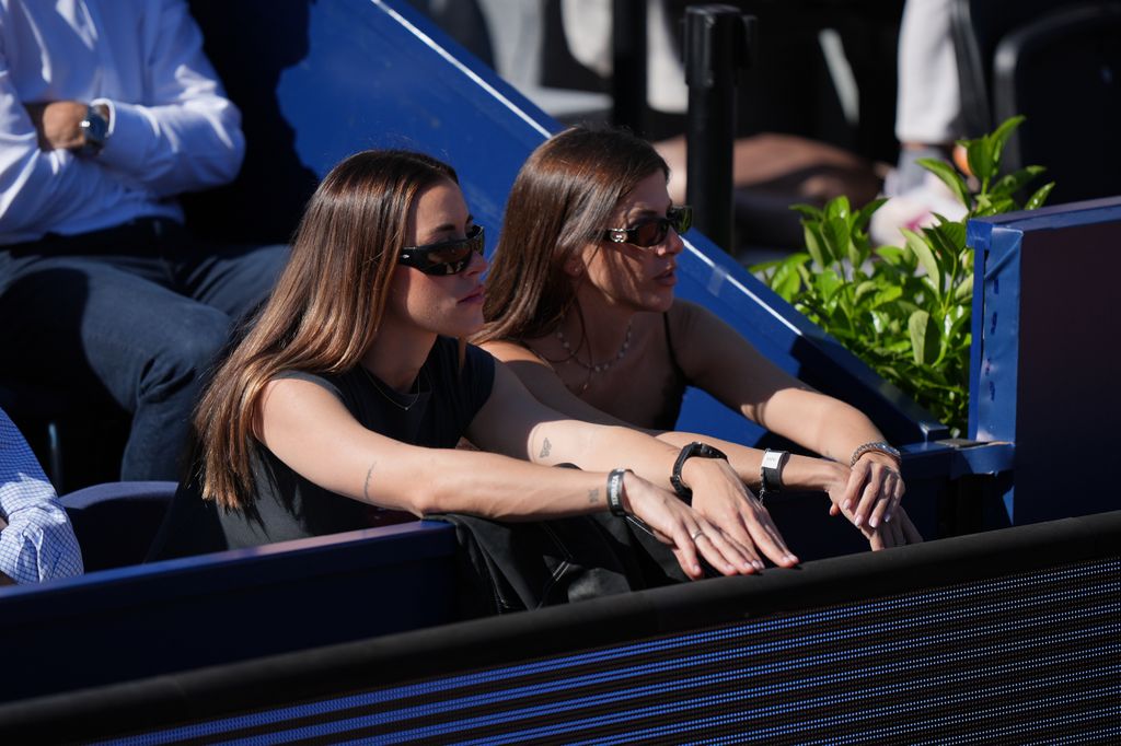La influencer Paula Gonu y una amiga en las gradas