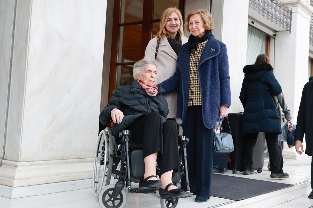 La reina Sofía, junto a su hermana Irene de Grecia y su hija, la infanta Cristina, llegan a Atenas