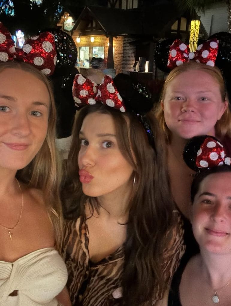 Millie Bobby Brown con sus amigas en Disneyland.