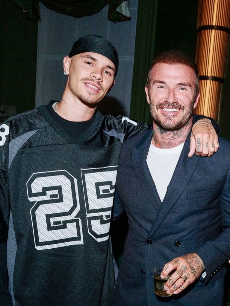 El festejado, Romeo Beckham, posando con su papá.