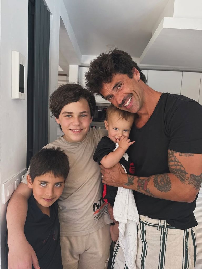Matías Novoa junto a sus hijos Axel, Milo y Marcelo, el primogénito de Michelle Renaud.