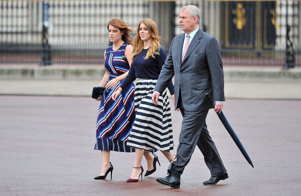 La princesa Eugenia, la princesa Beatriz y el duque de York durante el Almuerzo del Patrocinador en honor al 90.º cumpleaños de la reina.