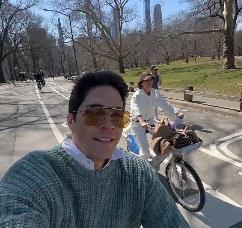 María Pombo y Pablo Castellano paseando en bici por Central Park, Nueva York