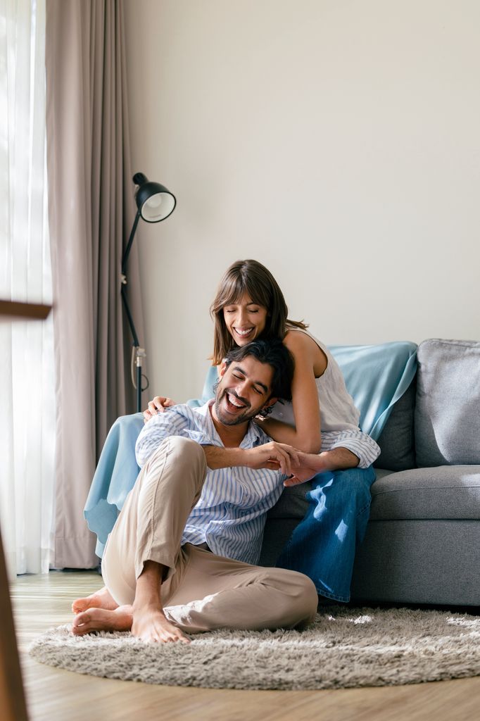 pareja suelo salon