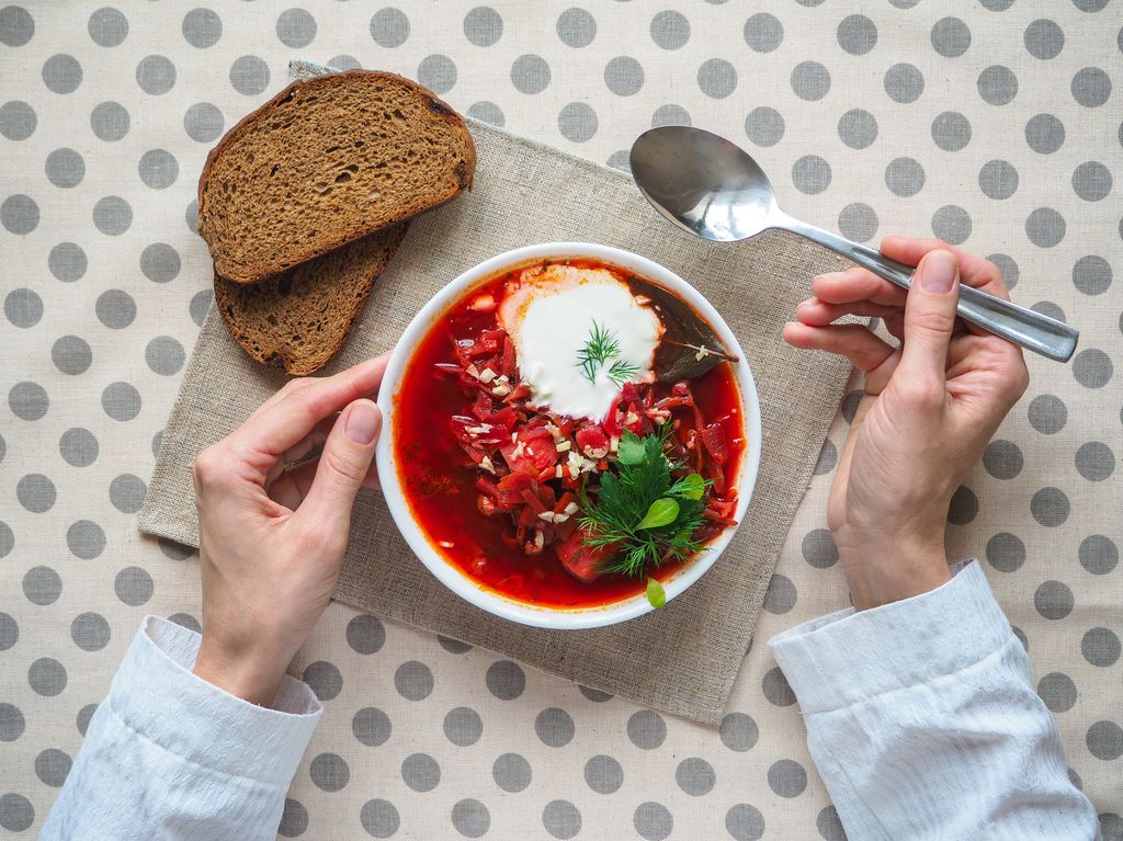 Una sopa fría de remolacha y lombarda se puede acompañar con hierbas frescas y un poco de queso fresco.