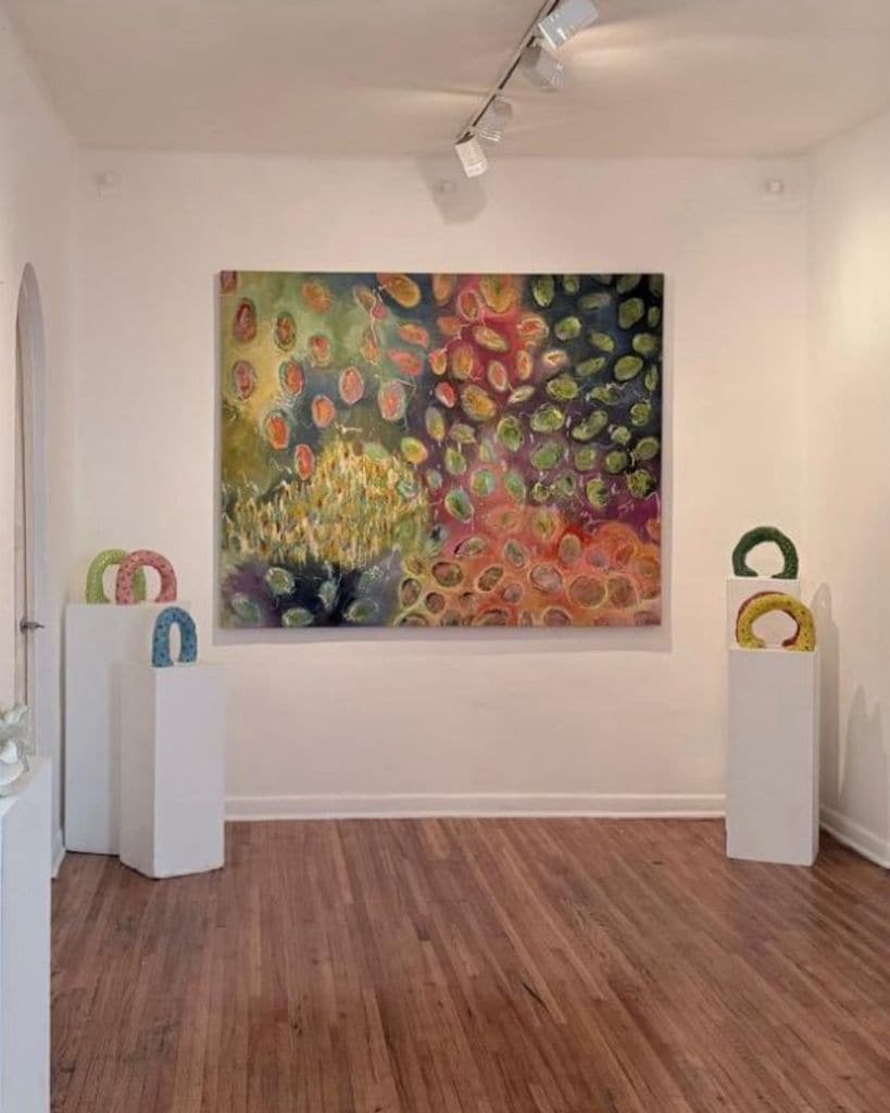 La mayoría de los foros reunen artistas de alrededor de todo el mundo, pero principalmente de Latinoamérica.