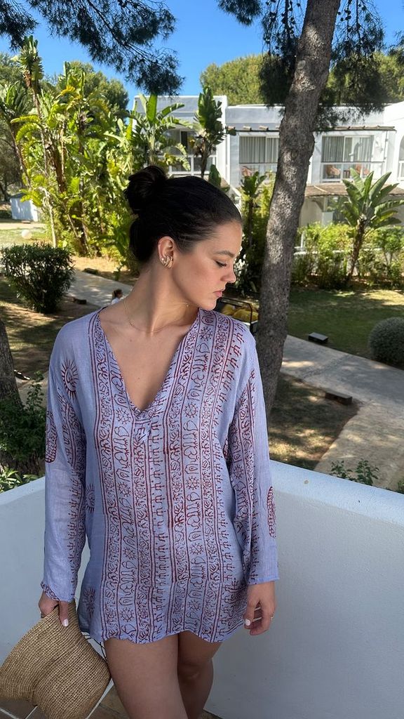 Isabelle Junot con vestido túnica