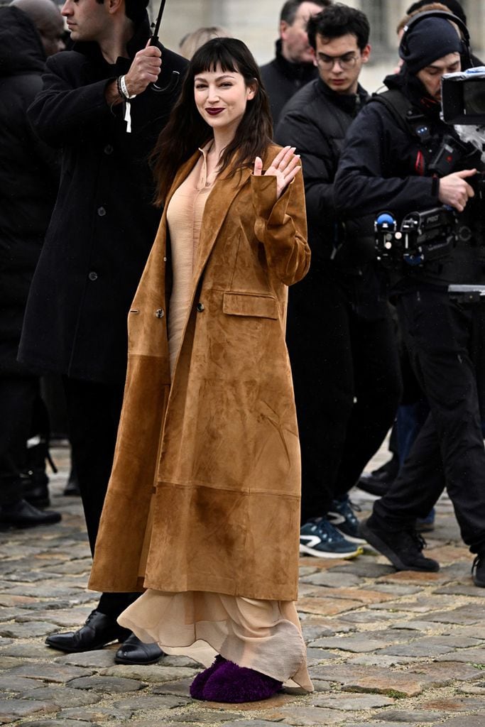 Úrsula Corberó impacta en Paris Fashion Week con un vestido transparente de Loewe