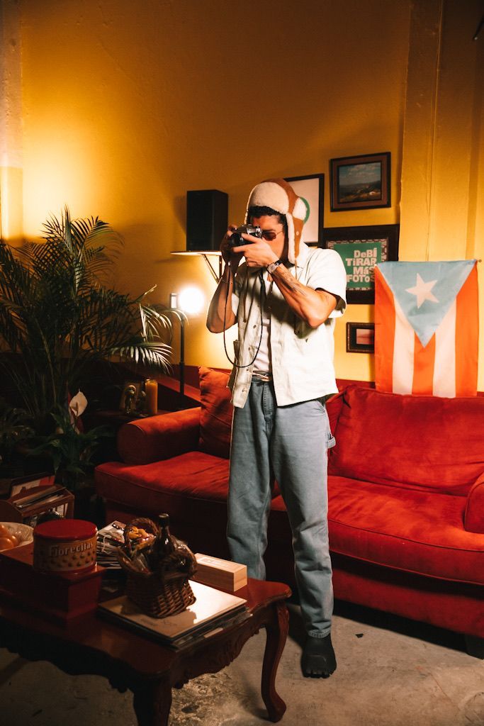 Bad Bunny rinde un homenaje a sus raíces boricuas con 'Debí Tirar Más Fotos'