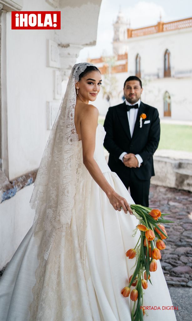 Ale Capetillo y Nader Shoueiry celebran su boda inolvidable en México, rodeados de emoción, amor y momentos únicos capturados en esta imagen oficial.