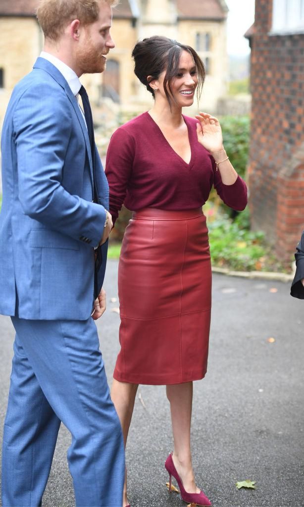 meghan markle con look monocrom tico de sweater de joseph falda l piz de hugo boss y pumps de sarah flint