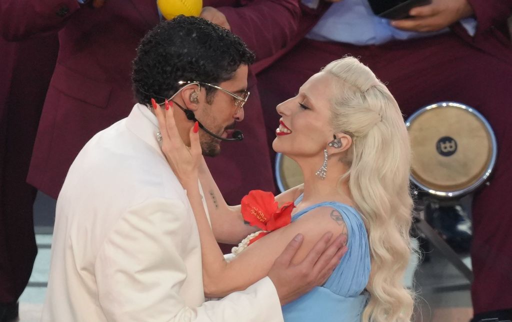 Bad Bunny junto a Lady Gaga durante su concierto en La Super Bowl LX