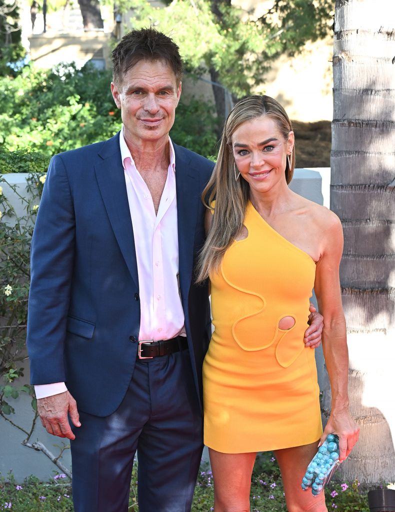 Patrick Muldoon y Denise Richards en la gala anual de los Saturn Awards, en Los Angeles, el 8 de marzo de 2026