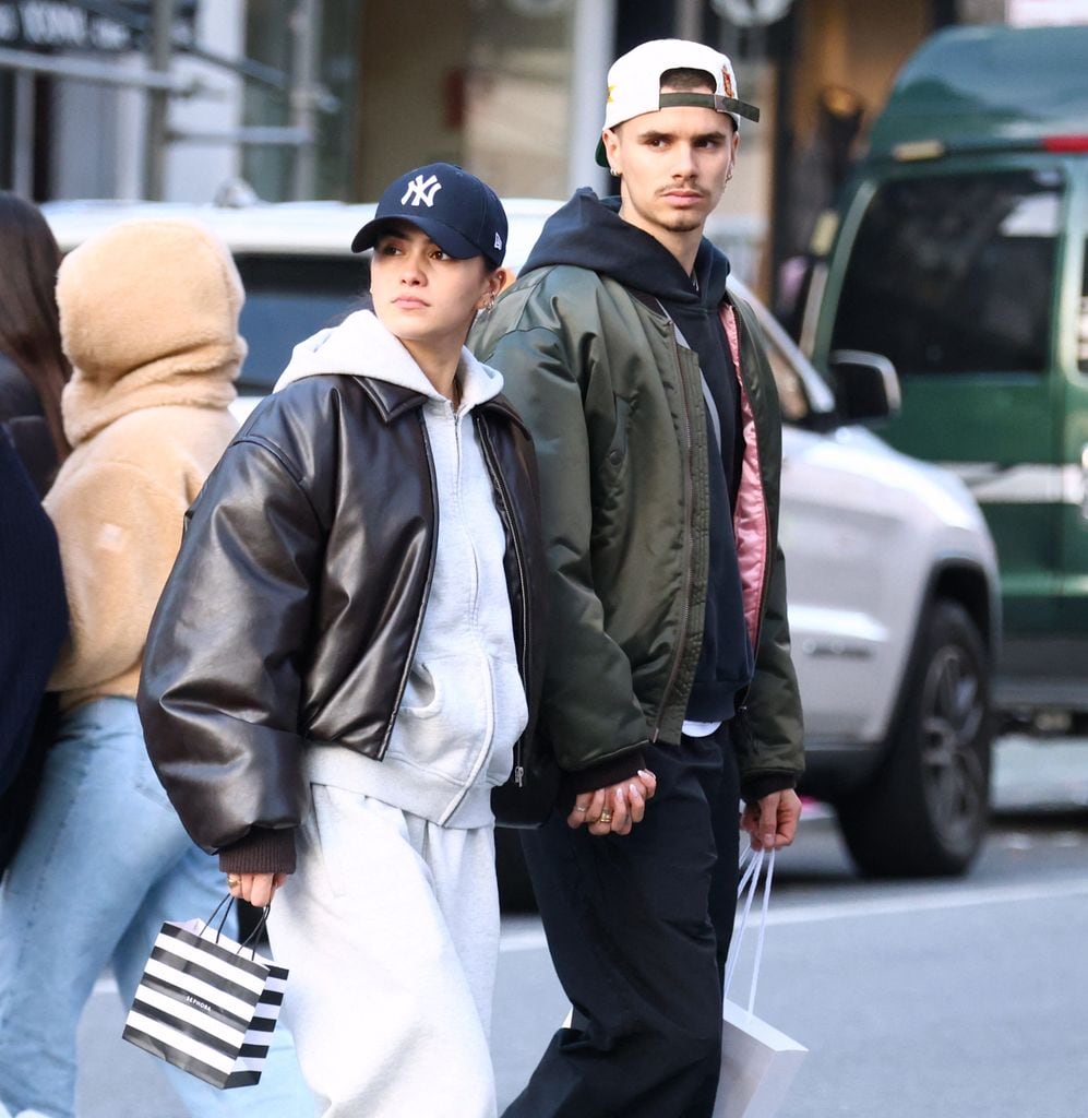 Romeo Beckham y su novia Kim Turnbull de compras en Nueva York de la mano