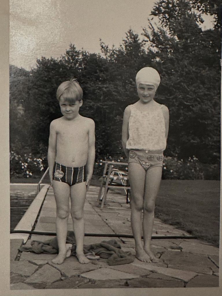 Charles Spencer y la princesa Diana en una vieja voto de su infancia en Sandrinham.