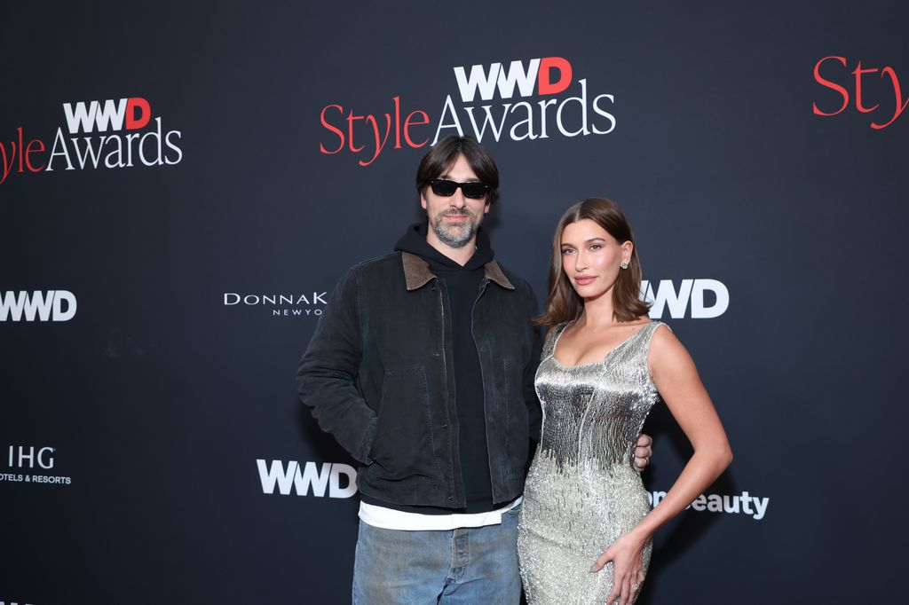 Andrew Mukamal y Hailey Bieber en los WWD Style Awards.