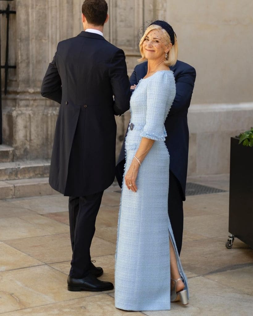 Madrinas de boda con looks en azul tweed