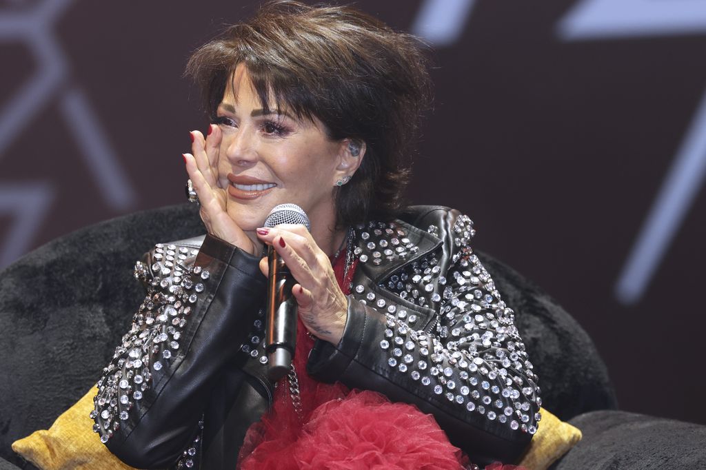 Photo © 2026 Eyepix Images/The Grosby Group

Alejandra Guzmán attended a press conference at Frontón México in Mexico City on May 12, 2026, to promote her single Los Que Nos Quedamos. The project serves as a tribute to the memory of her mother, legendary actress Silvia Pinal.

During the event, Alejandra spoke about the emotional significance of the song and its connection to her family legacy, honoring her mothers lasting impact on Mexican cinema and culture.****

Alejandra Guzmán asistió a una conferencia de prensa en el Frontón México en la Ciudad de México el 12 de mayo de 2026 para promocionar su sencillo Los Que Nos Quedamos. El proyecto funciona como un homenaje a la memoria de su madre, la legendaria actriz Silvia Pinal.

Durante el evento, Alejandra habló sobre el significado emocional de la canción y su conexión con el legado familiar, honrando el impacto duradero de su madre en el cine y la cultura mexicana.