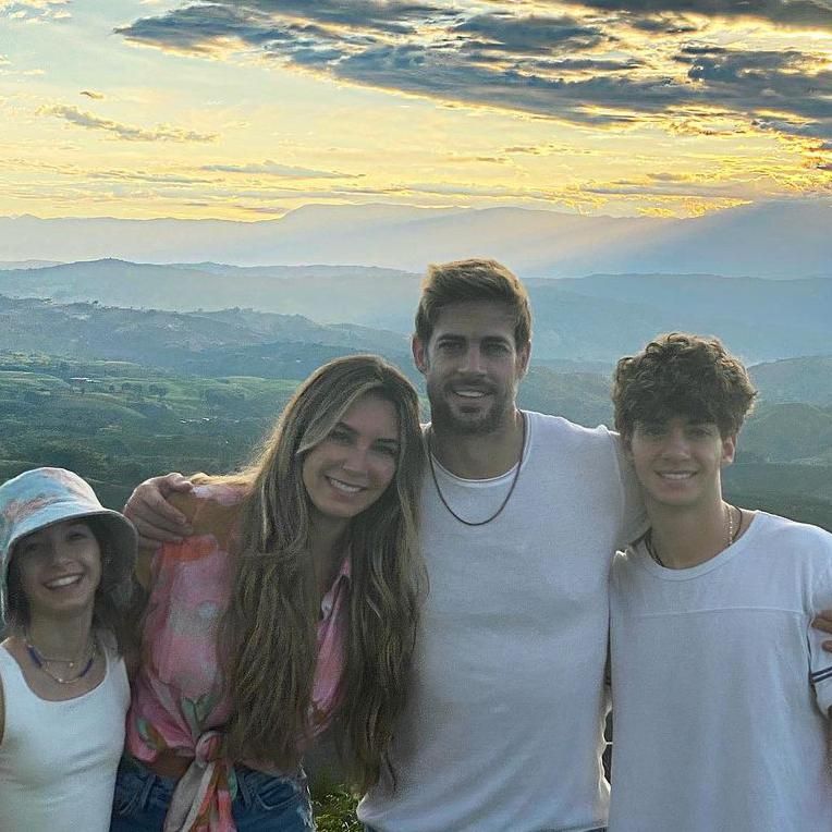 Elizabeth Gutiérrez y William Levy con sus hijos