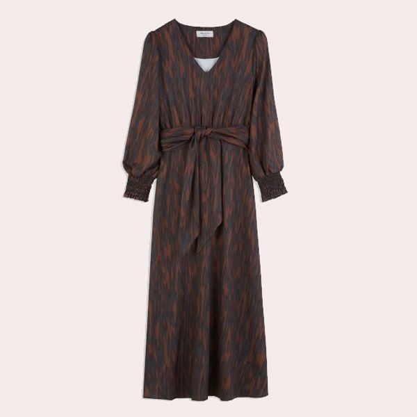 Vestido largo con cuello pico y cinturón de lazada