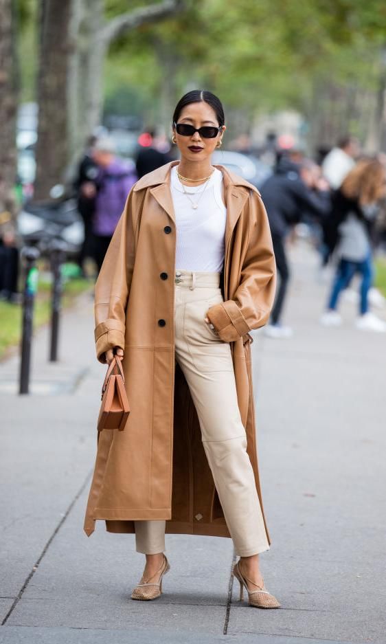 combinaci n de abrigo camel con top pantalones beige y sandalias de tiras en el street style