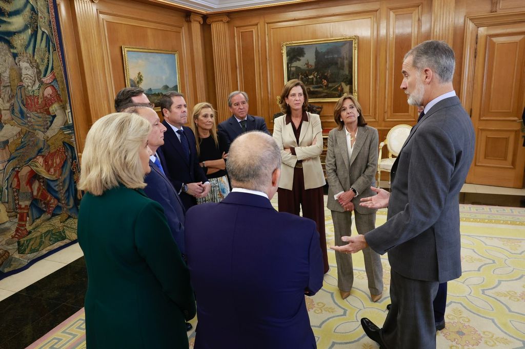 Plano medio del Rey con representantes de los empresarios y los autónomos tras la DANA de Valencia 