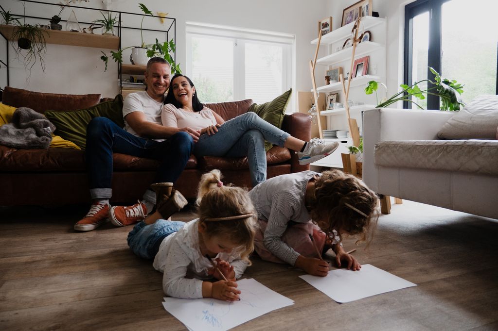 Familia reunida en el salón, disfrutando de un momento agradable juntos, sin pantallas
