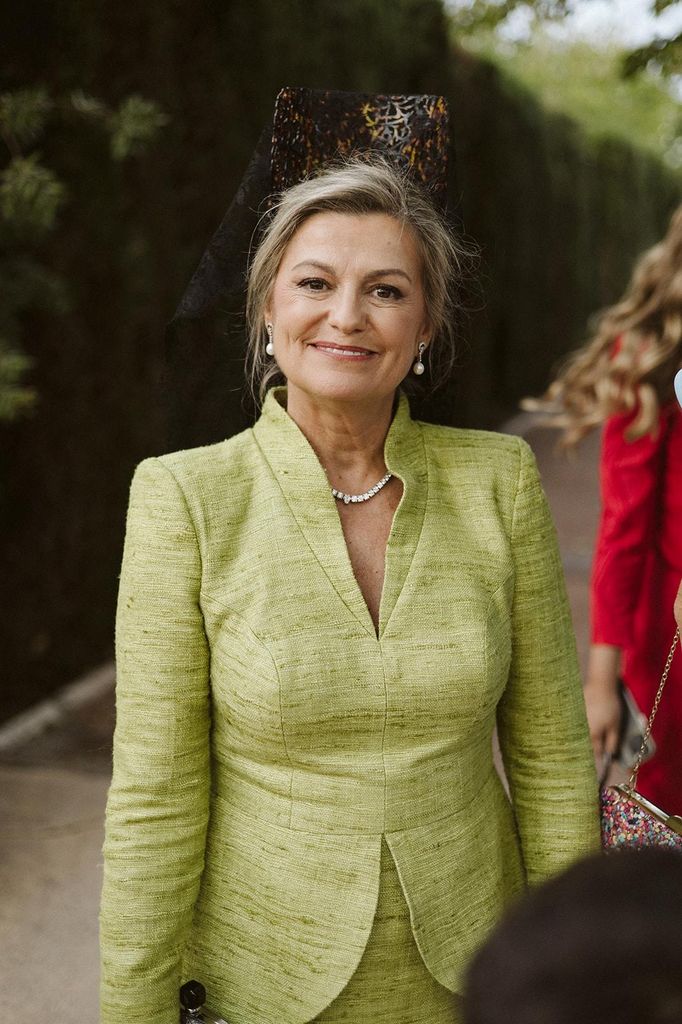 Madrina de boda con gargantilla