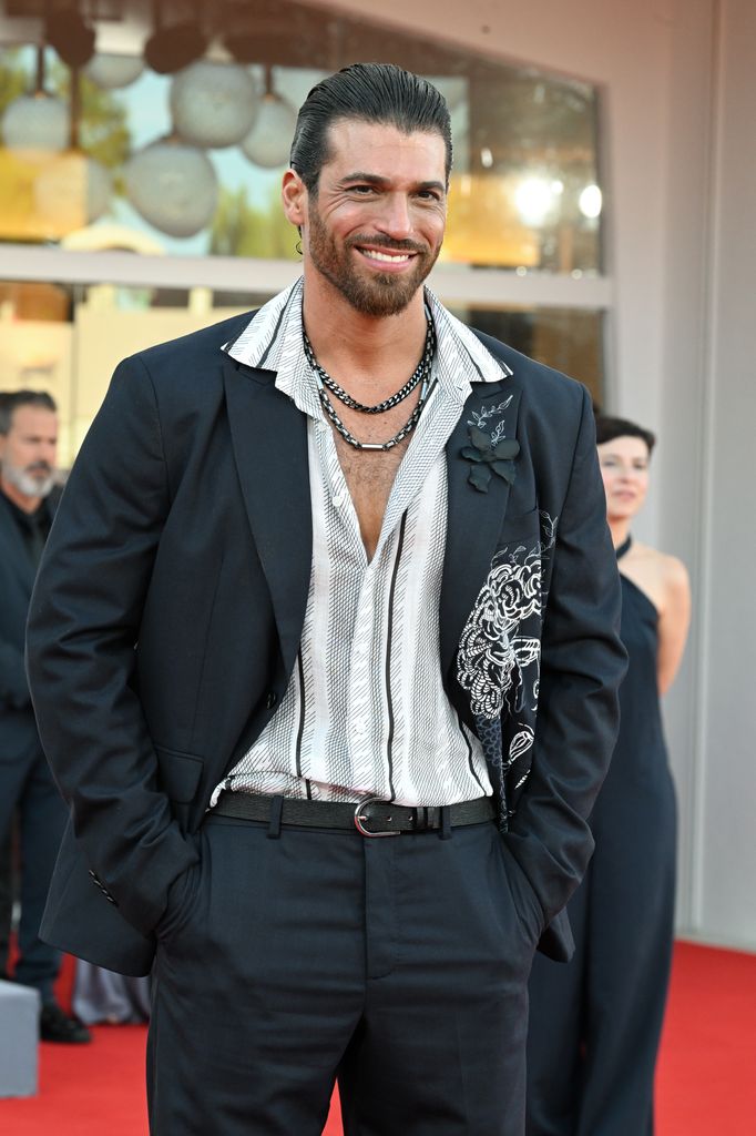 Can Yaman, según reportes, fue detenido por unas horas en una discoteca en Estambul junto a otra actriz turca.