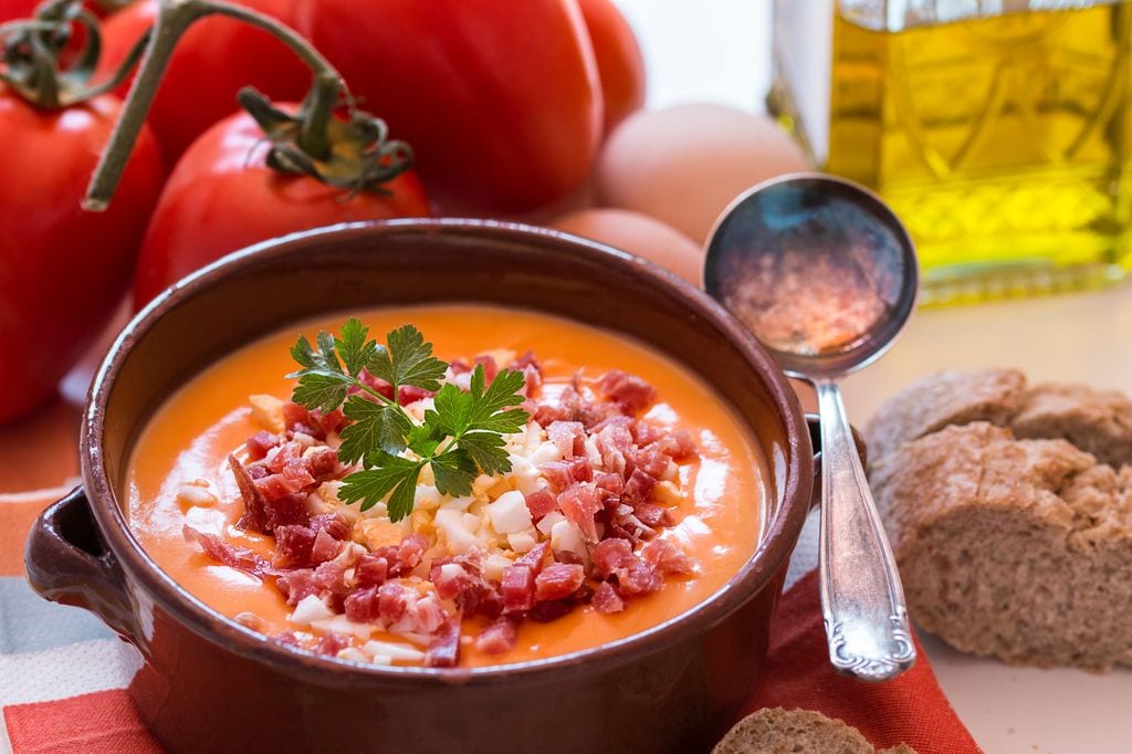 Tomate, pan, ajo, aceite de oliva y sal son los ingredientes del salmorejo.