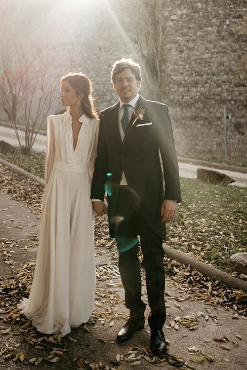 Un vestido de novia sencillo y camisero